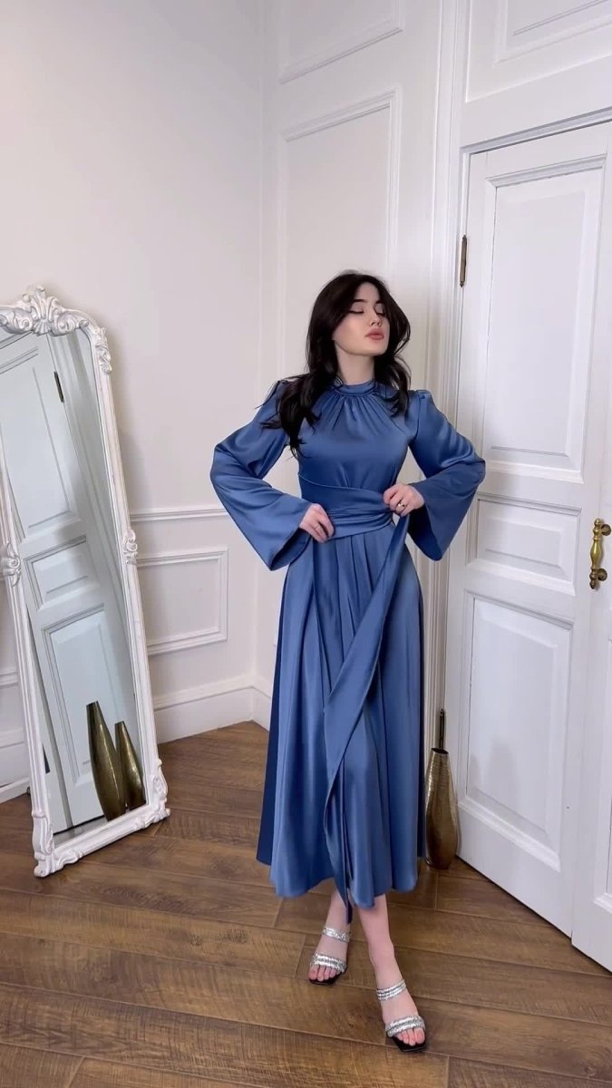 عباية سهرة أنيقة من الساتان بتصميم أميري، تُبرز جمال الخصر