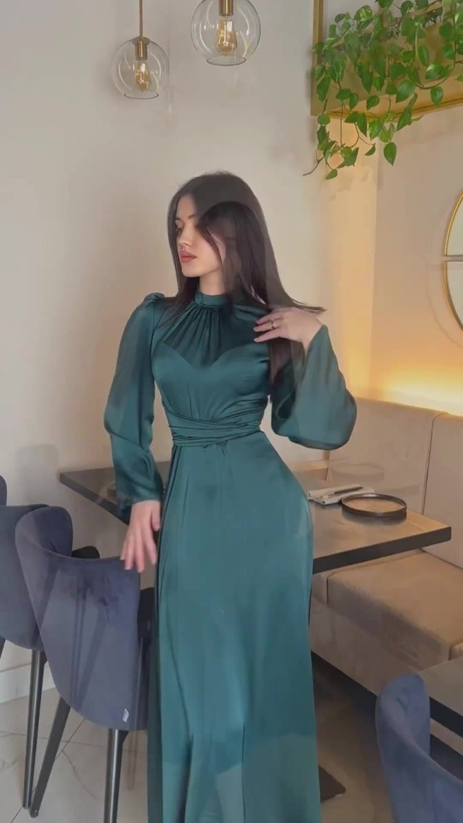عباية سهرة أنيقة من الساتان بتصميم أميري، تُبرز جمال الخصر