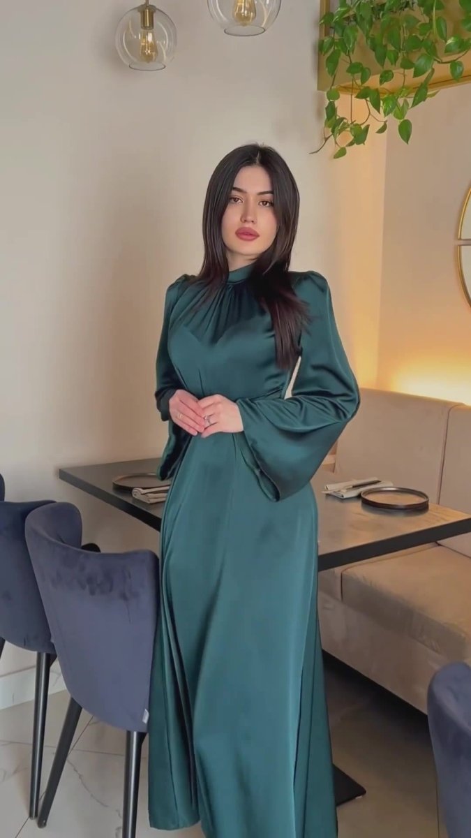 عباية سهرة أنيقة من الساتان بتصميم أميري، تُبرز جمال الخصر